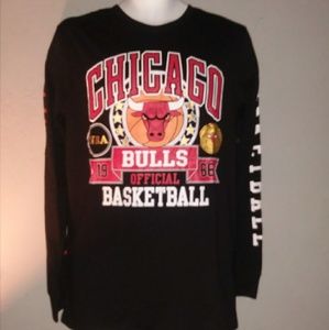 SOLD !!!NWT Men's Chicago Bulls Long Sleeve